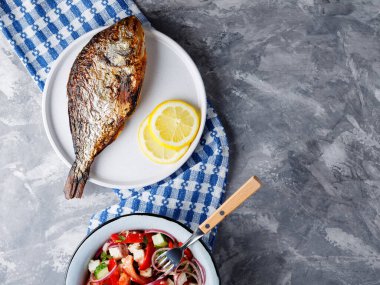 Limon dilimli fırında Dorado balığı ve taze salata. Akdeniz mutfağı
