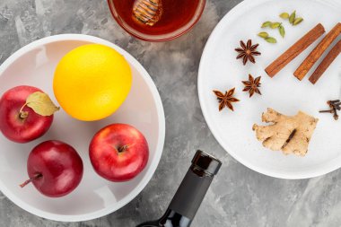 Gri arka planda sıcak şarap için malzemeler. Üst görünüm