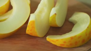 Pencereden gelen ışıkla dilimlenmiş kavun. El kamerasıyla.