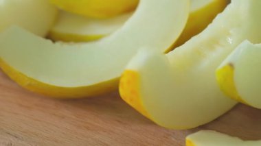 Pencereden gelen ışıkla dilimlenmiş kavun. El kamerasıyla.