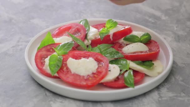 Sprinkling Pepper Grinder Black Pepper Caprese Salad Preparation Italian Caprese — Stock Video