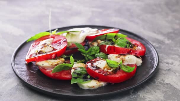 Olivenöl Auf Caprese Salat Träufeln Zubereitung Von Italienischem Caprese Salat — Stockvideo