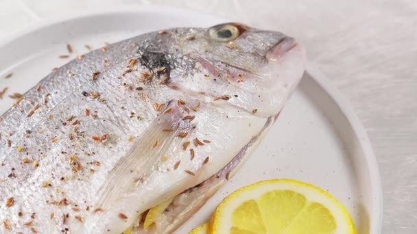 Сырая Рыба Дорадо Тарелке Закрывай Вид Сверху — стоковое видео