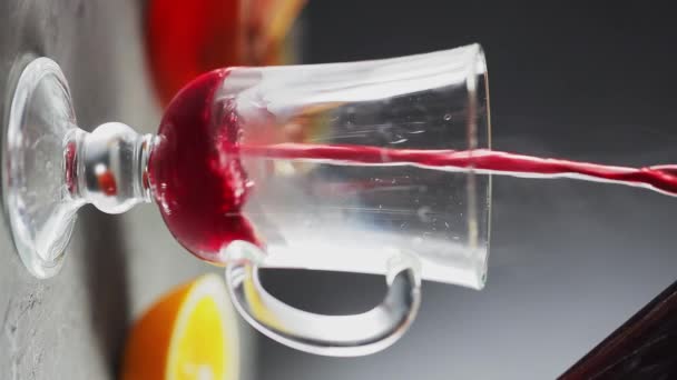 Sıcak Şarap Bardağa Dökülür Noel Şarabı Malzemeler Ahşap Masada Dikey — Stok video
