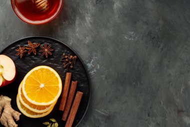 Karanlık Beton Arkaplanda Şarap İçecekler. Boşluğu Kopyala