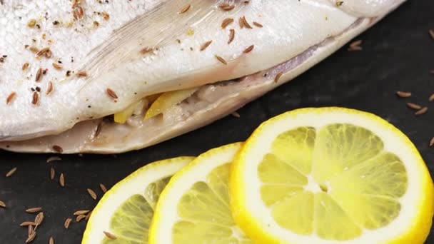 Cooking Fresh Dorado Mediterranean Seafood Delight Incline Movimento Câmera — Vídeo de Stock