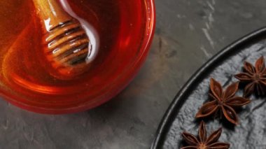 Sıcak şarap baharatları ve siyah tabakta malzemeler. Yakın çekim.