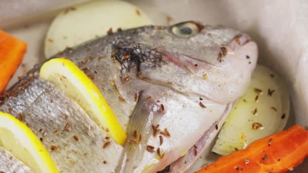 Peixe Dorado Assadeira Com Legumes Limão Conceito Marisco Panning Câmera — Vídeo de Stock
