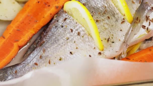 多拉多的鱼与蔬菜和柠檬在烤盘上 海鲜的概念 潘宁相机拍摄 — 图库视频影像