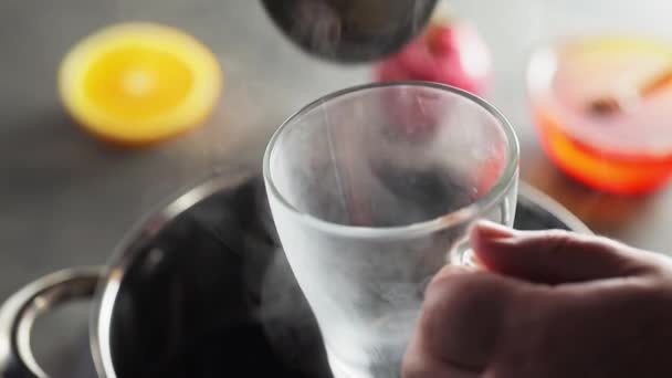 男はラッフルで透明なカップにワインを溶かし 閉じます 季節のマルチドリンク — ストック動画