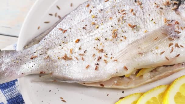 Świeże Dorado Sea Bass Białe Pełne Ryby Nadziewane Cytryną Gotowe — Wideo stockowe