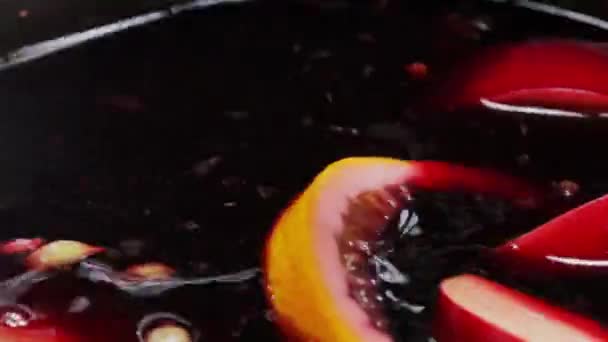 Glühwein Wird Topf Zubereitet Erwärmendes Konzept Für Alkoholische Getränke — Stockvideo