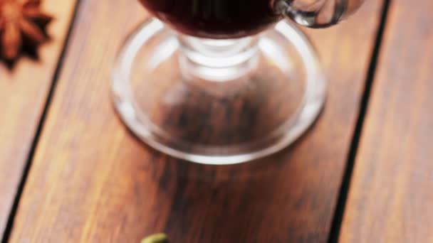 Κουλουριασμένο Ποτήρι Κρασιού Ραβδί Κανέλας Ξύλινο Τραπέζι Κλίση Κίνησης Της — Αρχείο Βίντεο