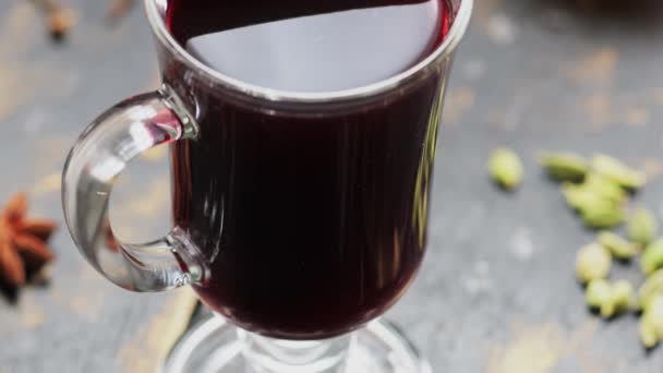 Κουλουριασμένο Ποτήρι Κρασιού Ραβδί Κανέλας Ξύλινο Τραπέζι Κλίση Κίνησης Της — Αρχείο Βίντεο