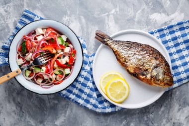 Limon ve sebze salatası peynirli fırında Dorado balığı. Üst görünüm