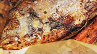 Baharat ve havuçla fırında pişirilmiş Dorado balığı. Yakın çekim.