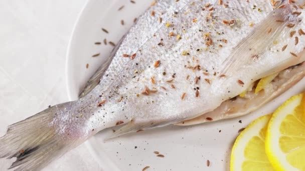 Peixe Dorado Com Especiarias Cozinhando Prato Vista Superior — Vídeo de Stock