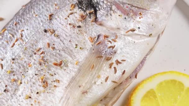 Dorado Fisk Med Kryddor Matlagning Tallriken Ovanifrån — Stockvideo