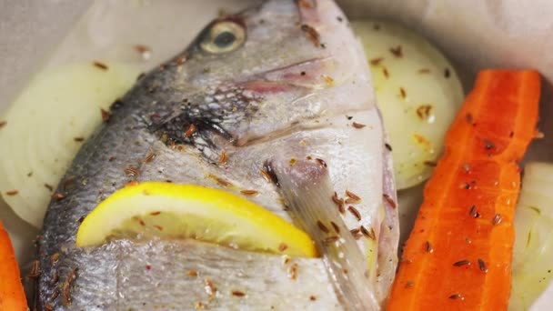 Peixe Dorado Assadeira Com Legumes Limão Especiarias Inclinar Para Baixo — Vídeo de Stock