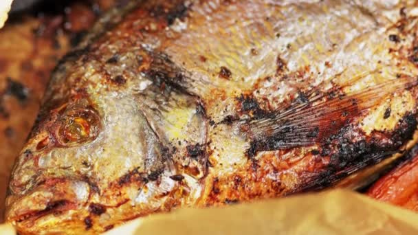 Dorado Fisk Bakt Ovn Med Krydder Gulrøtter Bakeplate Nærbilde – stockvideo