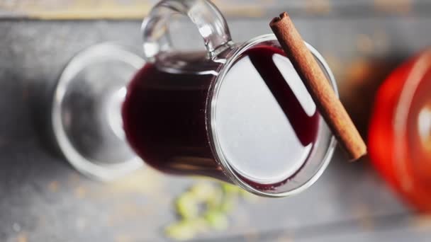 古いテーブルにシナモンの棒が付いている引っ張られたワイン グラス バーティカルビデオ — ストック動画