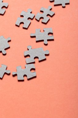 Turuncu Arkaplan, Zihinsel Sağlık Parçacıkları Konseptinde Dağılmış ve Uyumsuz Yapboz Parçalarıyla Bulmaca