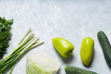 Gri Beton Arkaplanda Taze Yeşil Sebzeler, Boşluğu Kopyala, Üst Görünüm