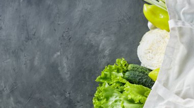 Taze Yeşil Sebzeler: Marul, Bell Pepper, Yeşil Soğan, Lahana ve Salatalık Pamuk Torbası