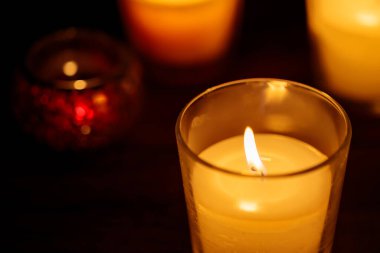 Karanlık Arkaplanda Camda Yanan Aromatik Mumlar, Yakın plan