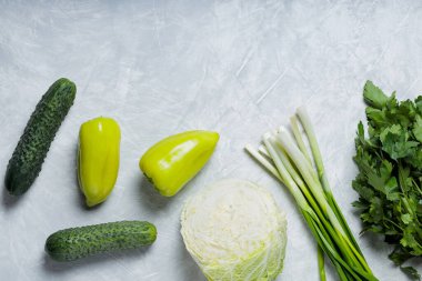 Betonda Pişirme İçin Yeşil Sebzeler, Boşluğu Kopyala