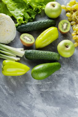 Gri Beton Arkaplanda Taze Yeşil Sebzeler ve Meyveler, Boşluğu Kopyala