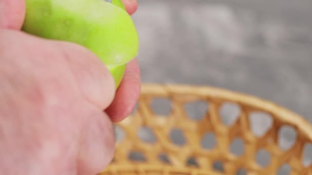 Zbliżenie Człowieka Obierania Zielonego Jabłka Krótkiego Noża Cięcia — Wideo stockowe