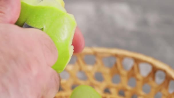 Zbliżenie Człowieka Obierania Zielonego Jabłka Krótkiego Noża Cięcia — Wideo stockowe