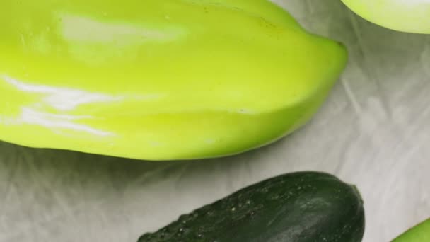 Πράσινα Λαχανικά Και Φρούτα Γκρι Φόντο Κοντινό Πλάνο — Αρχείο Βίντεο