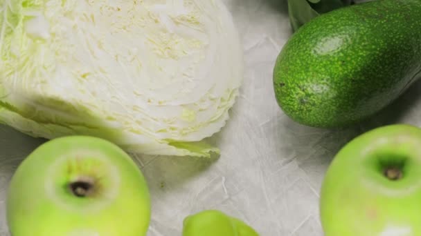 Σύνθεση Φρέσκα Πράσινα Λαχανικά Και Φρούτα Στο Σκυρόδεμα Πράσινη Διατροφή — Αρχείο Βίντεο