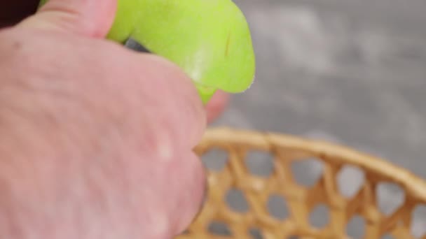 Close Mãos Homem Cortando Casca Maçã Verde — Vídeo de Stock
