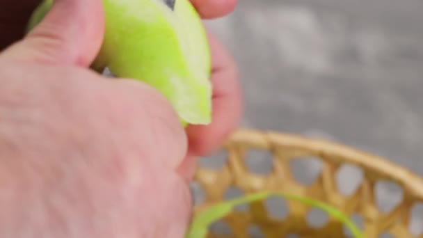 Close Mãos Homem Cortando Casca Maçã Verde — Vídeo de Stock