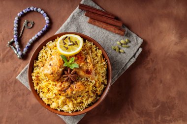 Baharatlı Tavuk Biryani, Ramazan İftarı, Kopya Alanı, Üst Görünüm için Çamur Kupasında