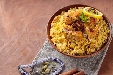 Baharatlı Tavuk Biryani, Ramazan İftarı, Kopya Alanı, Üst Görünüm için Çamur Kupasında