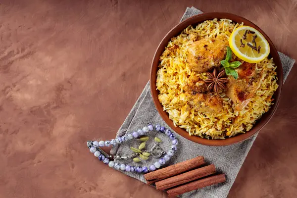 Baharatlı Tavuk Biryani, Ramazan İftarı, Kopya Alanı, Üst Görünüm için Çamur Kupasında