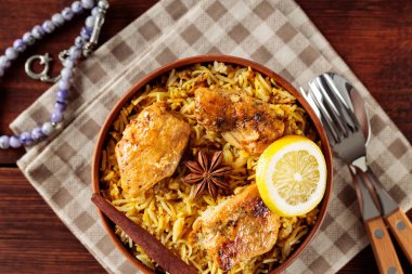 Ramazan iftarı, Top View, Copy Space için Baharatlı ve Limonlu Halal Tavuk Biryani