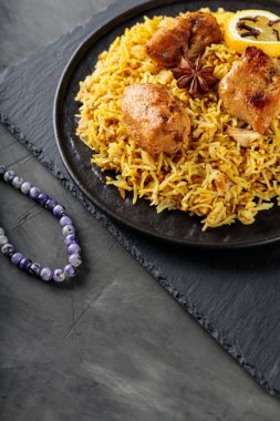 Baharatlı Tavuk Biryani, Kara Tabakta Limon, Ramazan Gıda Konsepti, Kopyalama Boşluğu