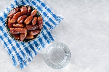 Çamaşır peçetesine kurumuş hurma ve bardak su, Ramazan yemeği, fotokopi alanı, Top View