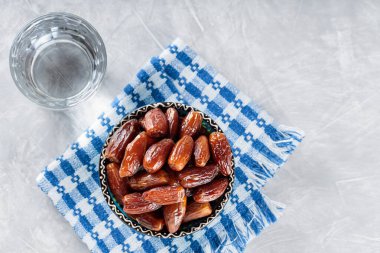 Çamaşır peçetesine kurumuş hurma ve bardak su, Ramazan yemeği, fotokopi alanı, Top View