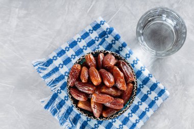 Peçete ve bir bardak su üzerine kurutulmuş hurma kasesi, Ramazan Suyu