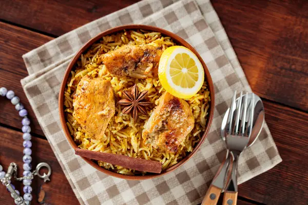 Ramazan iftarı, Top View, Copy Space için Baharatlı ve Limonlu Halal Tavuk Biryani