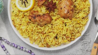 Beyaz Tabakta Baharat ve Limonlu Tavuk Biryani, Kamera Eğilimi Hareketi