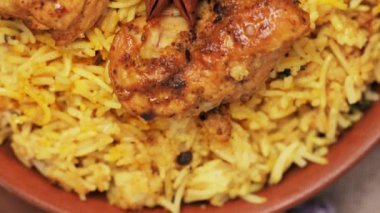 Clay Bowl 'da Baharat ve Limonlu Tavuk Biryani, Popüler Hint ve Pakistan Yemekleri, Eğik Kamera Hareketi