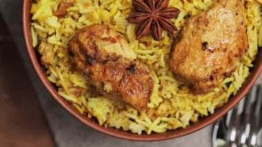 Clay Bowl 'da Baharat ve Limonlu Tavuk Biryani, Popüler Hint ve Pakistan Yemekleri, Eğik Kamera Hareketi
