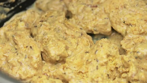Marinated Chicken Meat Üzerine Pirinç Dökülüyor Hint Dish Chicken Biryani — Stok video